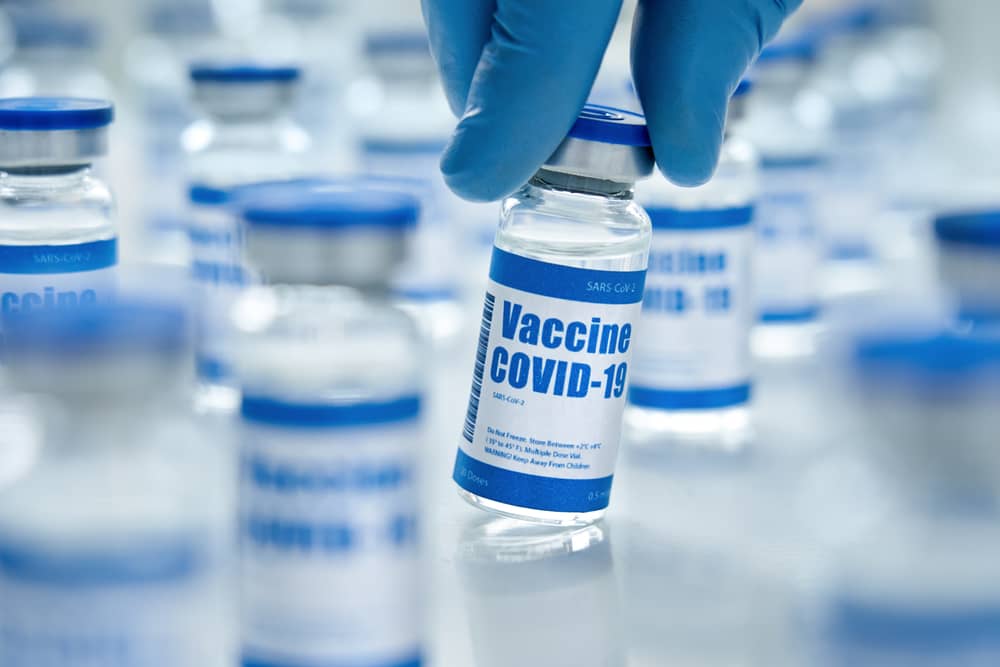 واکسن آنفولانزا یا دوز تقویت کننده کووید-۱۹ کدامیک در فصل پاییز اولویت دارد؟